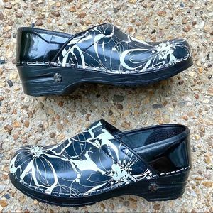 Koi by Sanita Black & White Floral Paint Nurse Comfort Clogs 37 6.5 7